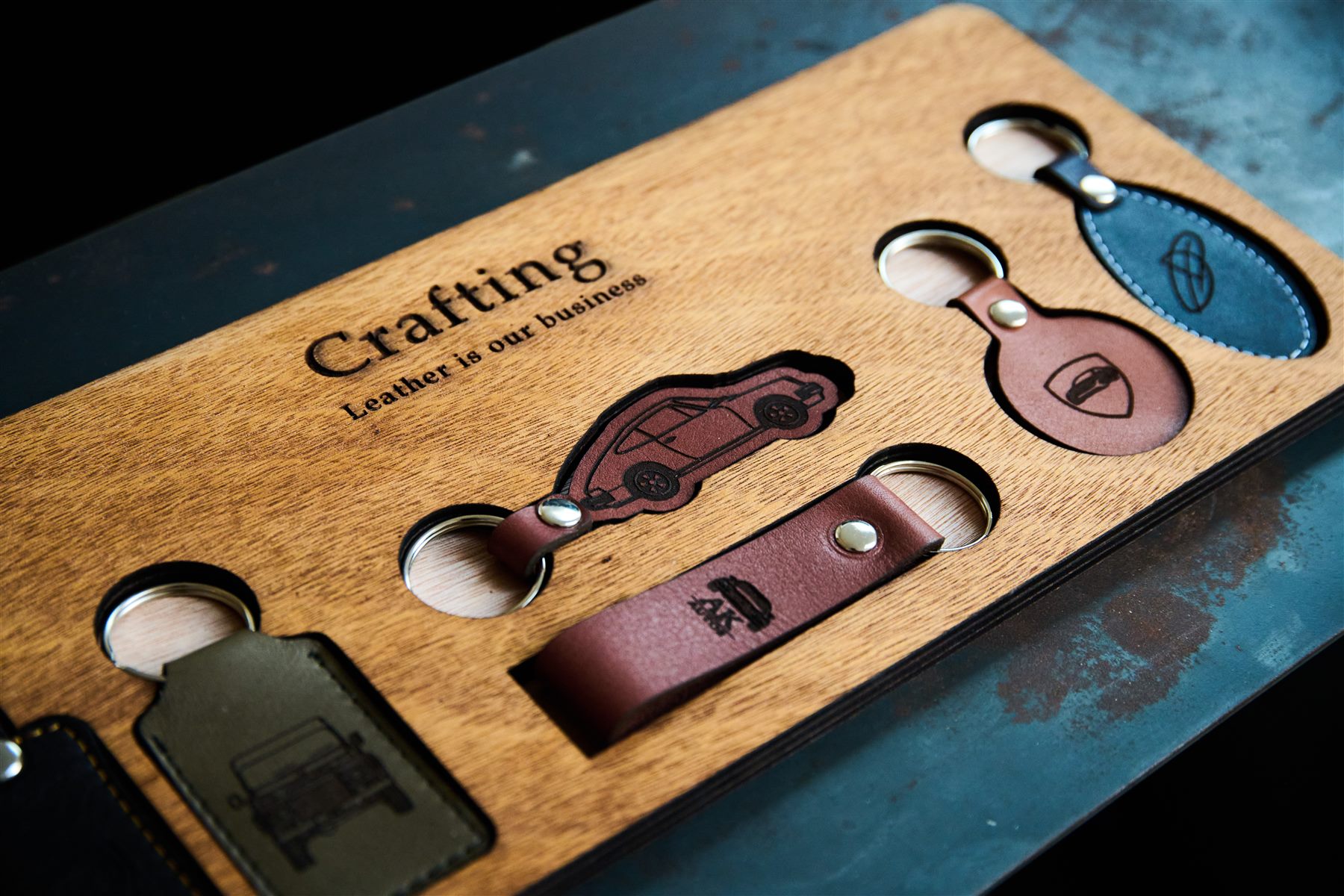 Crafting Leather Werkstück aus Holz mit Lederanhängern